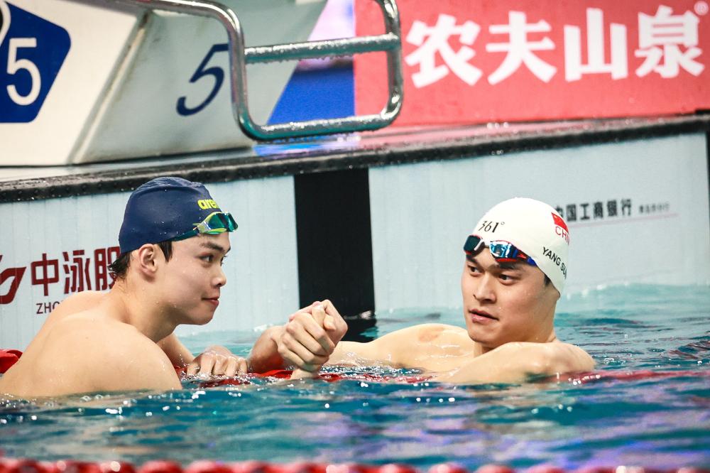 拜仁12轮不败领跑，曼城绝杀鱼腩，巴萨AC米兰登顶